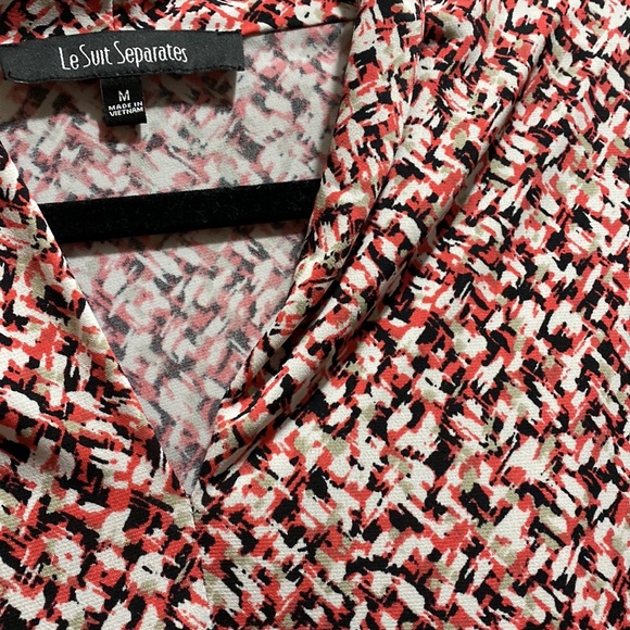 Le Suit Women's Sleeveless Ruched V-neck Blouse (PM, Watermelon Multi) - Picture 7 of 8